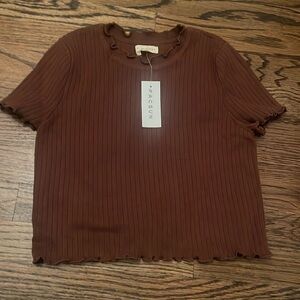 Cute brown baby tee!! Perfect for that fall vibe, but easy to style year around!